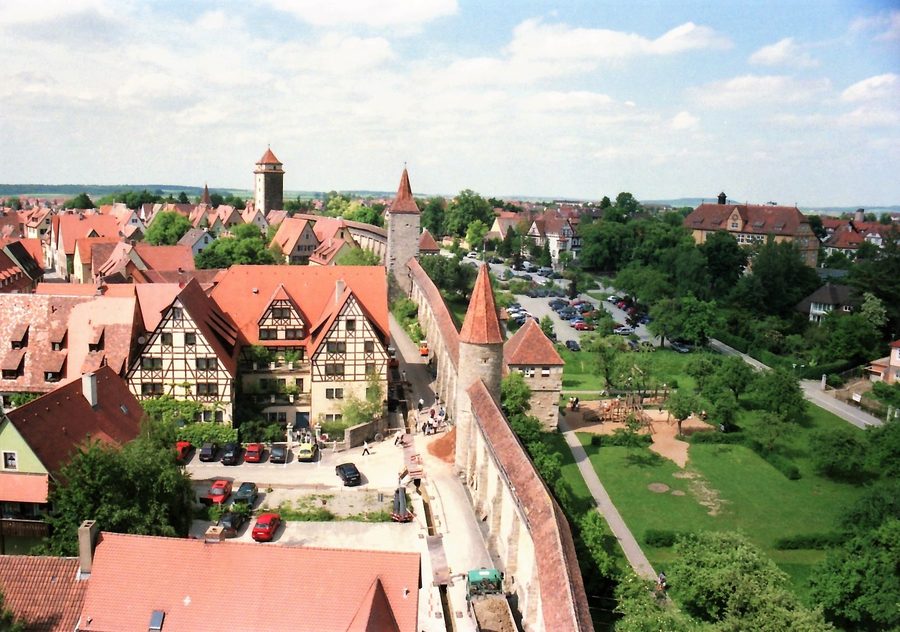 Vista dalle mura cittadine sui tetti di Rothenburg ob der Tauber