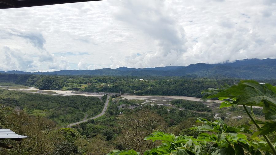 Río Upano am Eingang nach Macas in Ecuador