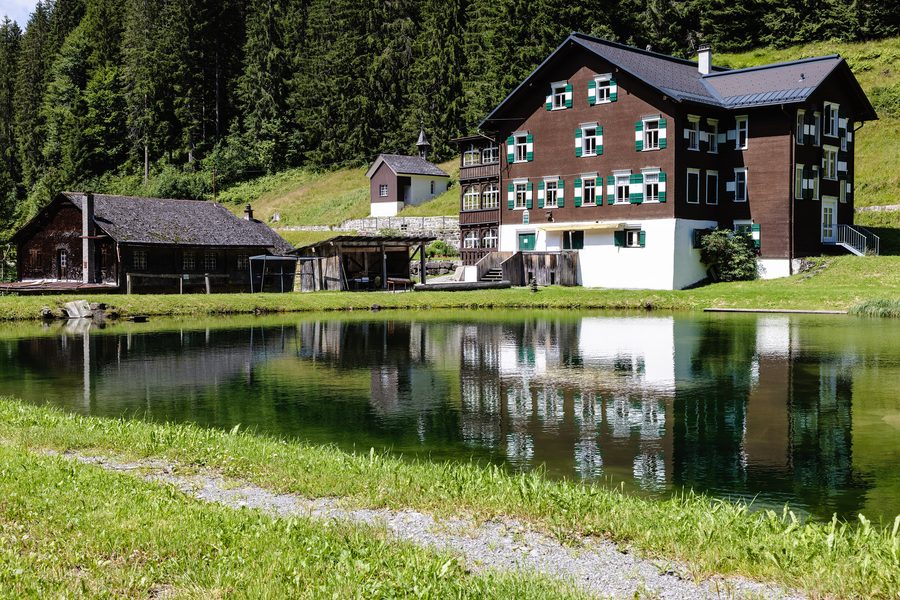 Gasthaus Bad Laterns mit ehemaligem Badhaus und der Kapelle Bad Innerlaterns