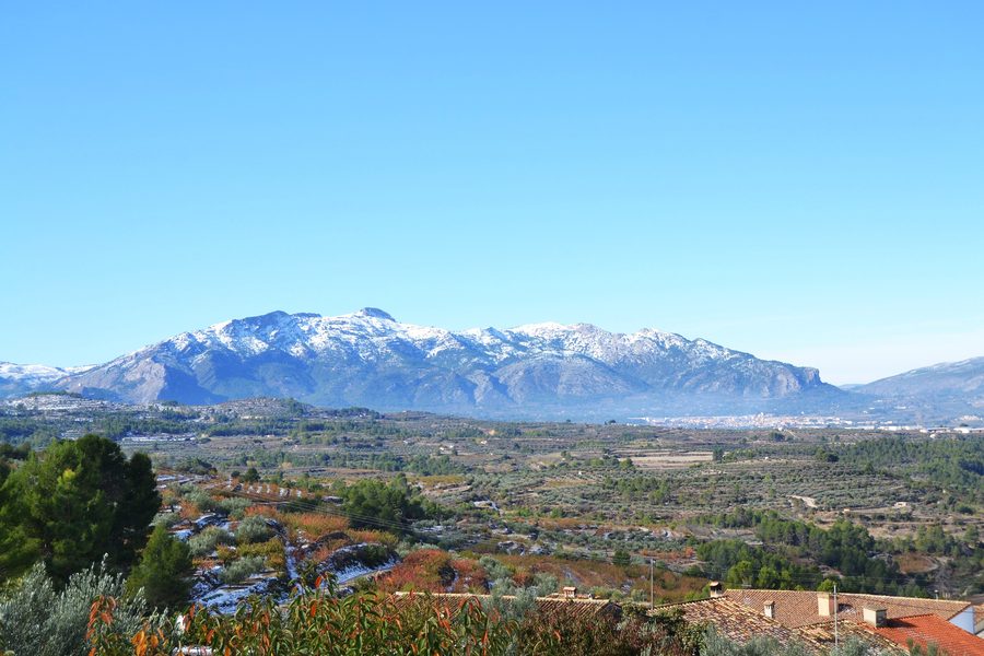Vista de la serra de Mariola i Muro des de Benialfaquí.