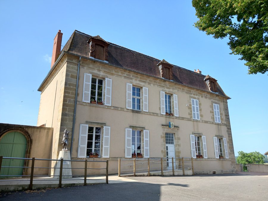 File:Mairie de Beaumont-Sardolles.jpg