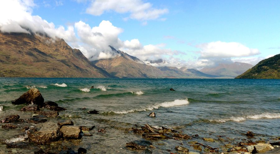 Lake Wakatipu con alte montagne in Nuova Zelanda