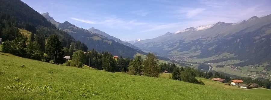 Blick vom Panoramaweg oberhalb von Reichenbach über das Kandertal in Richtung Frutigen
