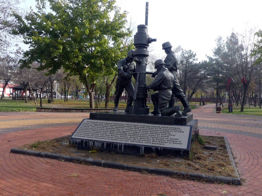 Monumento ai lavoratori dei pozzi petroliferi nella città di Batman