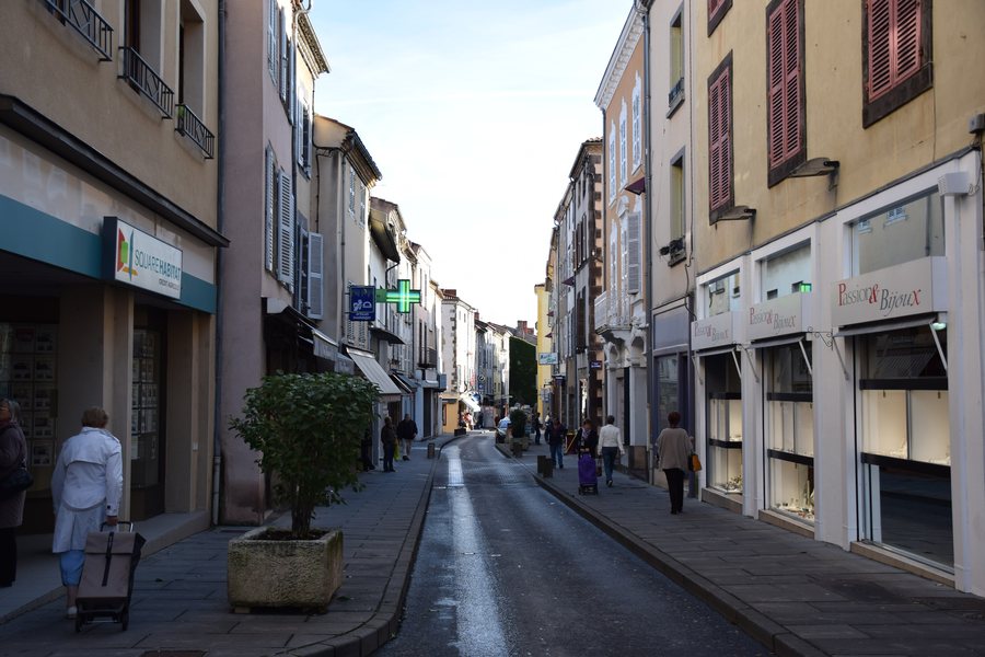 File:Rue Jules-Maigne, Brioude.JPG