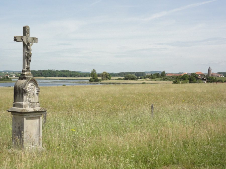 File:Tarquimpol (Moselle) paysage avec croix, étang de Lindre, village.jpg