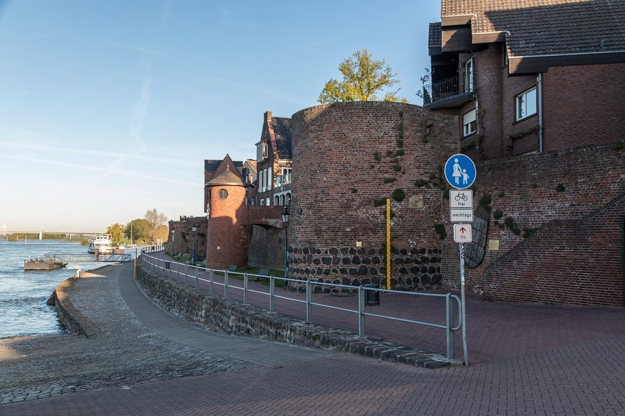 Rheinpromenade in Rees mit Pegelturm und altem Zollturm