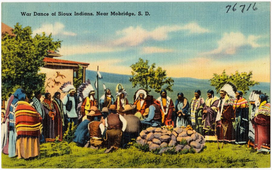 Cartolina storica che mostra una danza di guerra degli indiani Sioux vicino a Mobridge, South Dakota