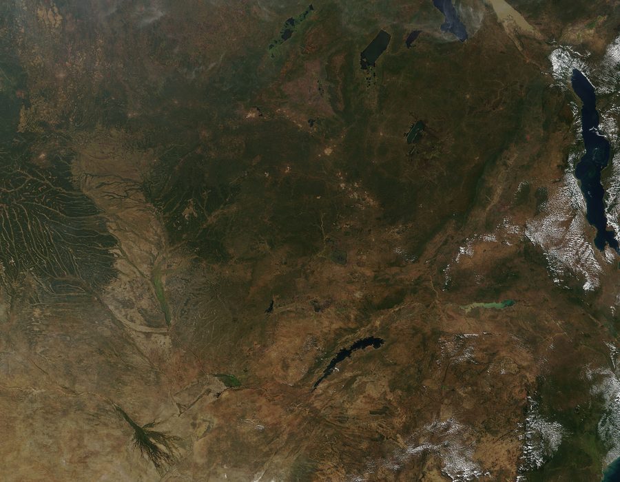 Immagine satellitare dell’Africa centrale con aree nuvolose e vegetazione verde.