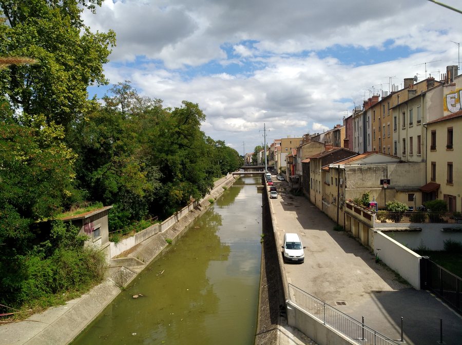 File:Oullins - Canal Yzeron 1 (août 2019).jpg