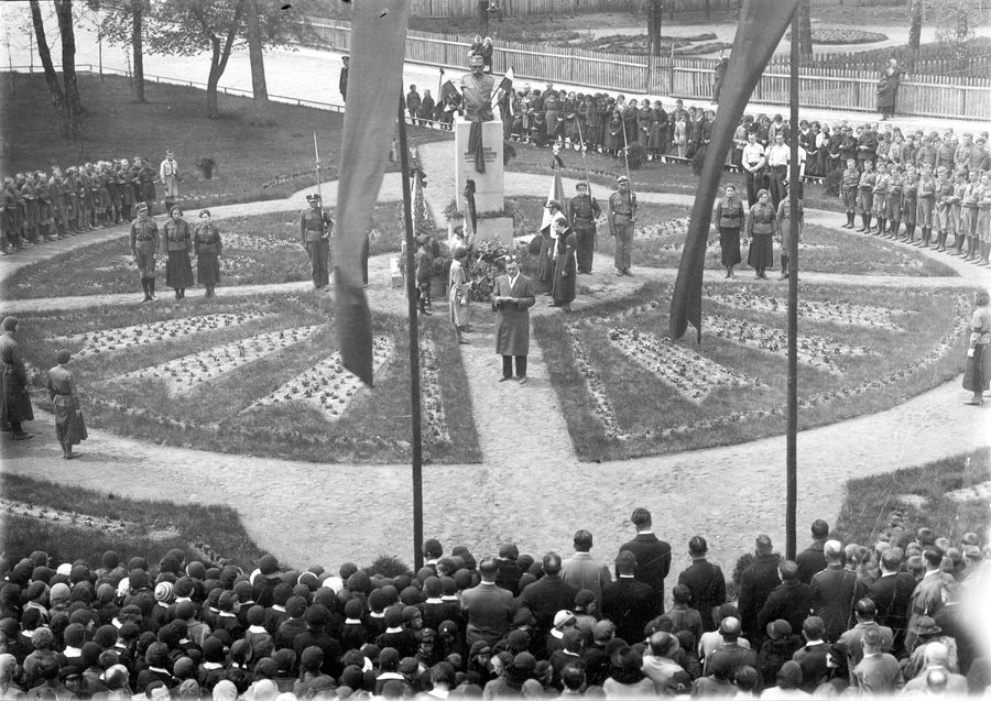 Historische Aufnahme des Bahnhofsvorplatzes in Luninez aus dem Jahr 1935
