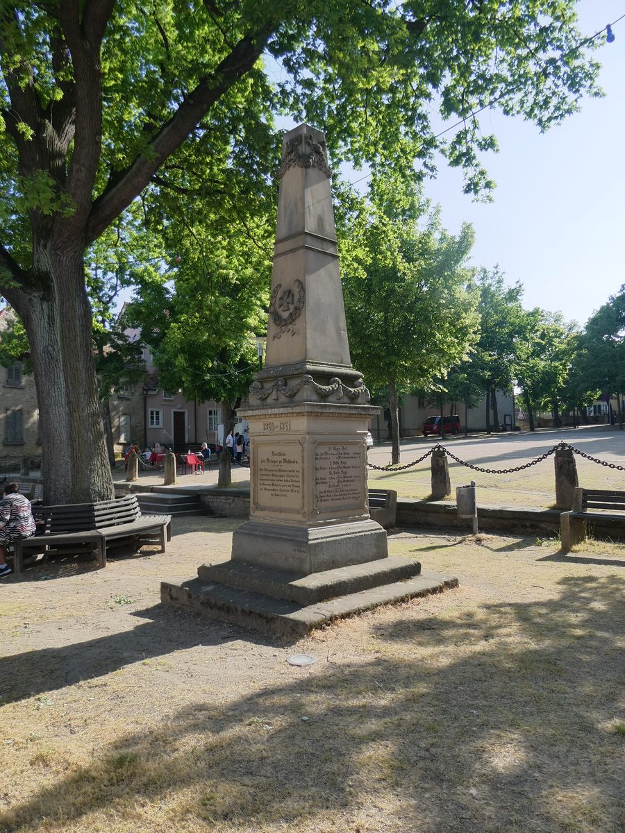Kriegerdenkmal am Marktplatz in Westhofen, Rheinhessen