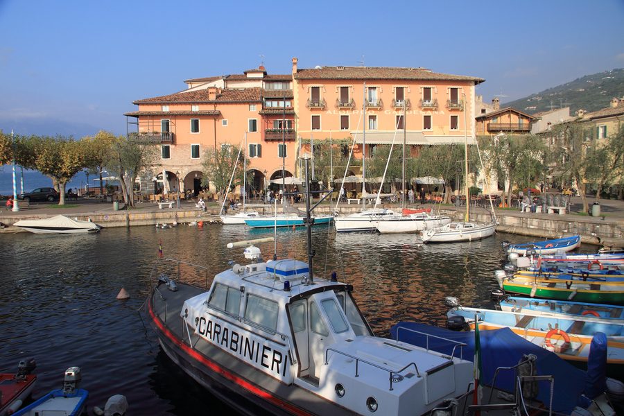 Il porto nel centro di Torri del Benaco.