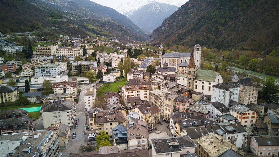 Altstadt von Visp mit Blick auf die Berge.