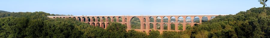 Göltzschtalbrücke zwischen Netzschkau und Mylau in einem bewaldeten Tal