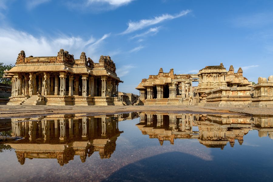 Vijaya-Vitthala-Tempel in Hampi, Karnataka, gespiegelt in einem flachen Wasserbecken
