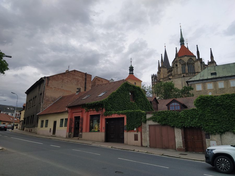 Kirche des heiligen Bartholomäus zwischen historischen Häusern in Kolín
