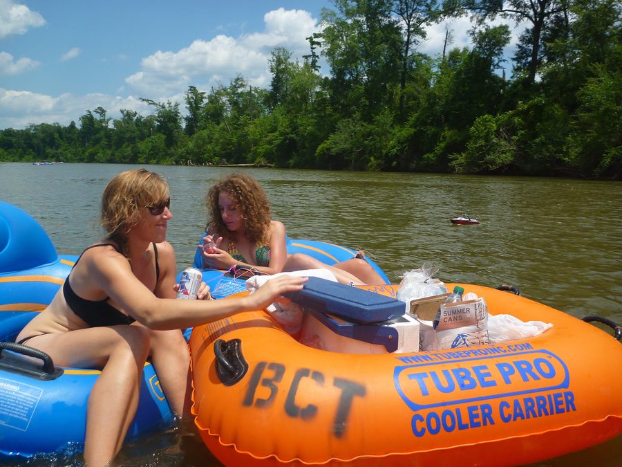 Persone che galleggiano con provviste sul Bogue Chitto River in Louisiana