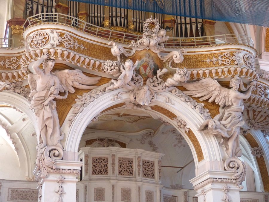 Orgelempore der barocken Pfarrkirche im Kloster Aldersbach