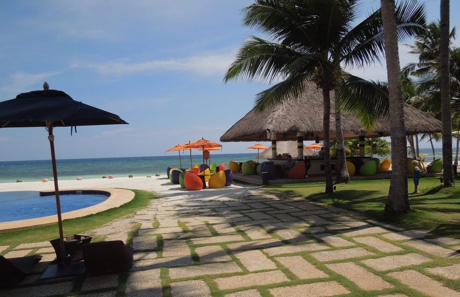 Paesaggio costiero con spiaggia di sabbia chiara a Barangay Bolod su Panglao