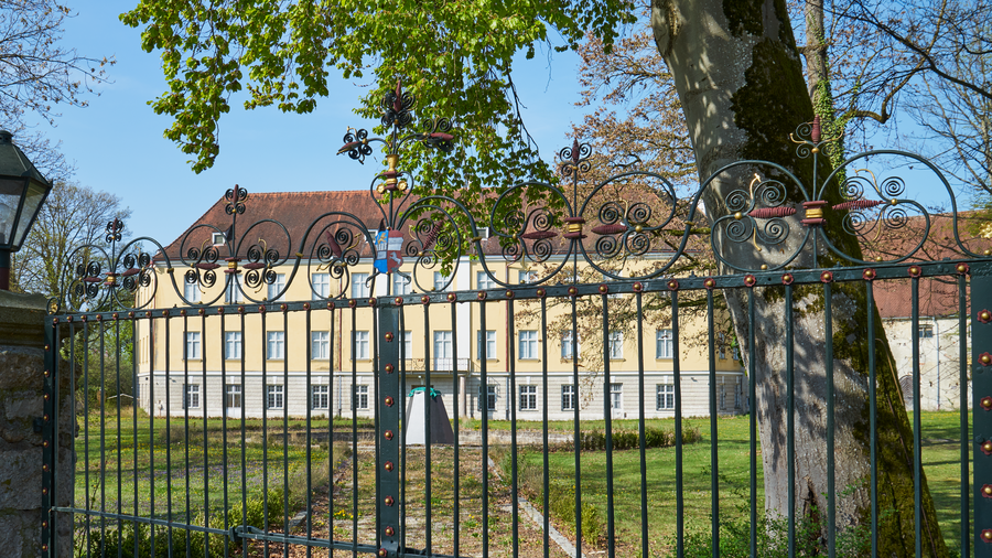 Schloss Ering, dreigeschossiges Schloss mit Schlosspark