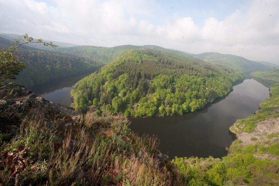Blick von der Smetanova vyhlídka auf die Moldaulandschaft nahe Krňany