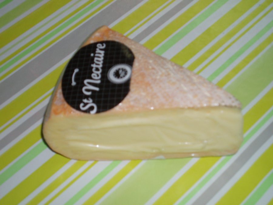 Una forma di formaggio Saint-Nectaire.
