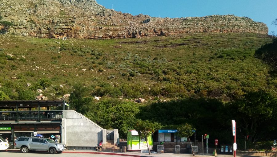 Blick auf den Tafelberg in Kapstadt unter blauem Himmel