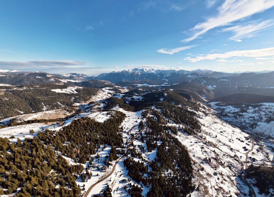 Verschneite Berglandschaft bei Boge im Kosovo