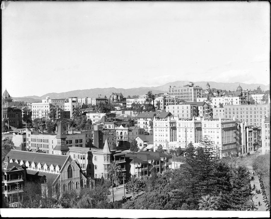 Vista panoramica di Los Angeles con edifici fitti e colline in lontananza.