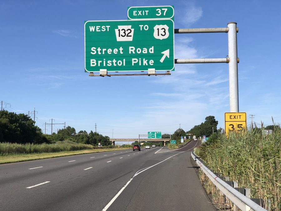 La Interstate 95 all'uscita 37 presso la PA 132 nel Bensalem Township