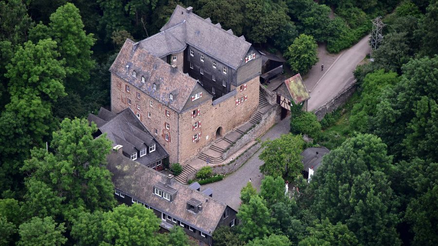 Luftaufnahme der Burg Hessenstein auf einem bewaldeten Hügel bei Ederbringhausen in Vöhl