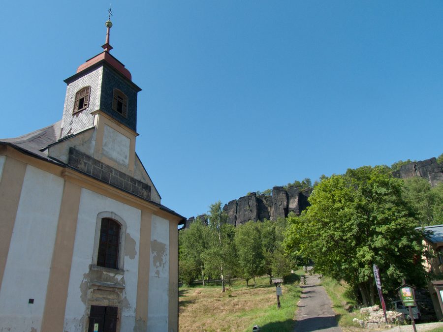 Sandsteinfelsen der Tiské stěny bei Tisá, gesehen von der St.-Anna-Kirche