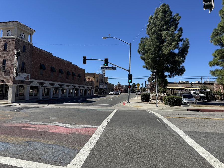 Downtown Banning, California, con San Gorgonio sullo sfondo