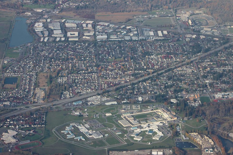 Veduta aerea di Monroe nello stato americano di Washington con la State Route 522 e il Monroe Correctional Complex