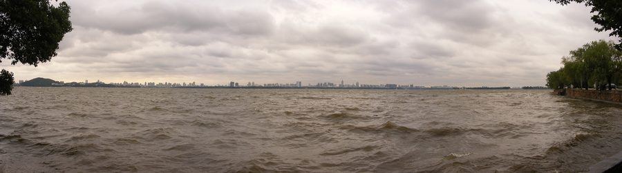 Panoramablick auf den East Lake in Wuhan an einem Regentag