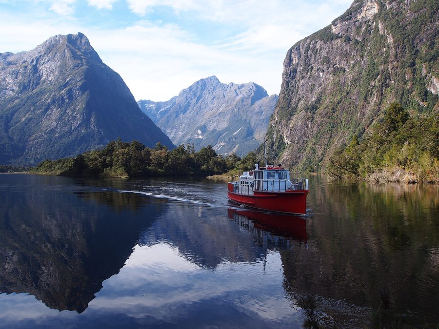 Barca che viaggia verso Milford Sound nel Fiordland National Park