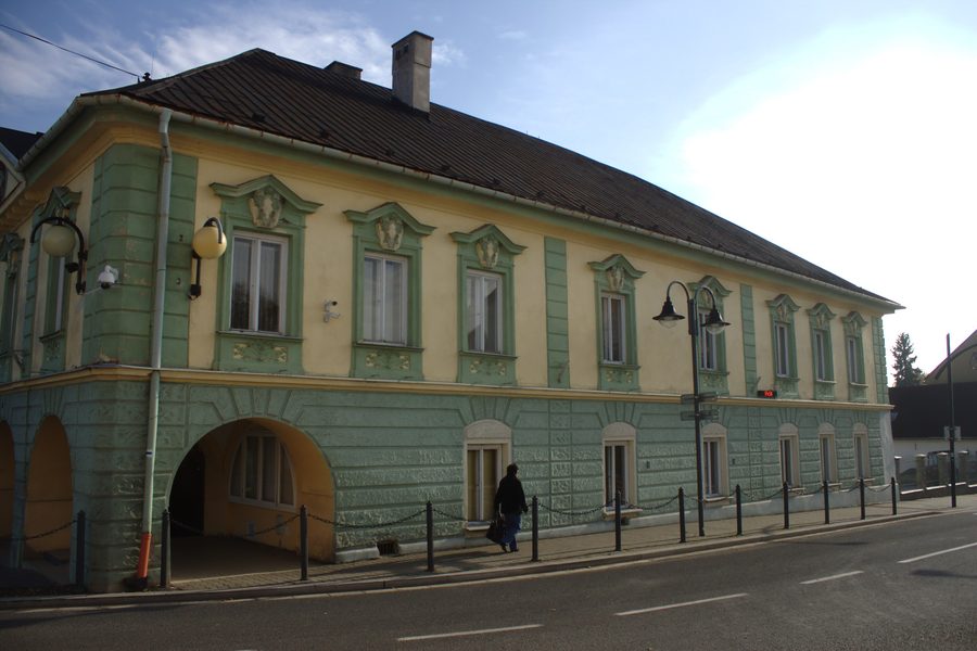 Edificio del municipio e dell’ufficio informazioni in piazza 9. května a Moravský Beroun