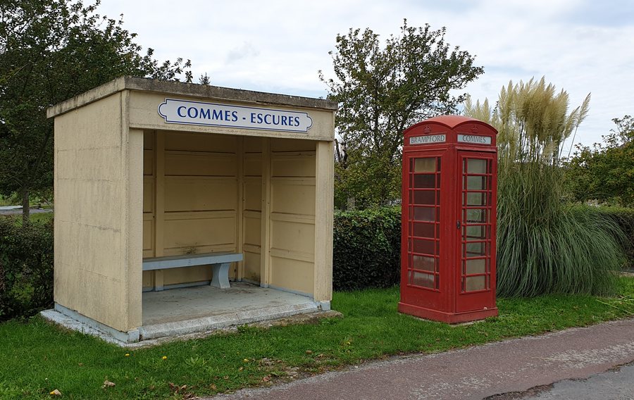 File:Arrêt de bus Commes - Escures, Calvados.jpg