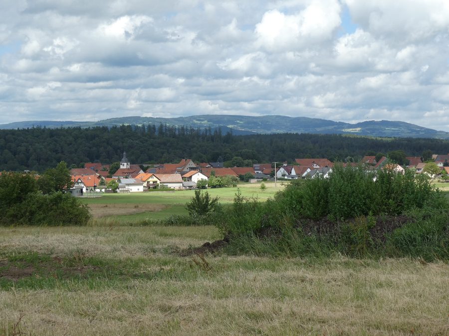 Landschaft bei Detter im Markt Zeitlofs mit Teilen der Bayerischen Rhön im Hintergrund