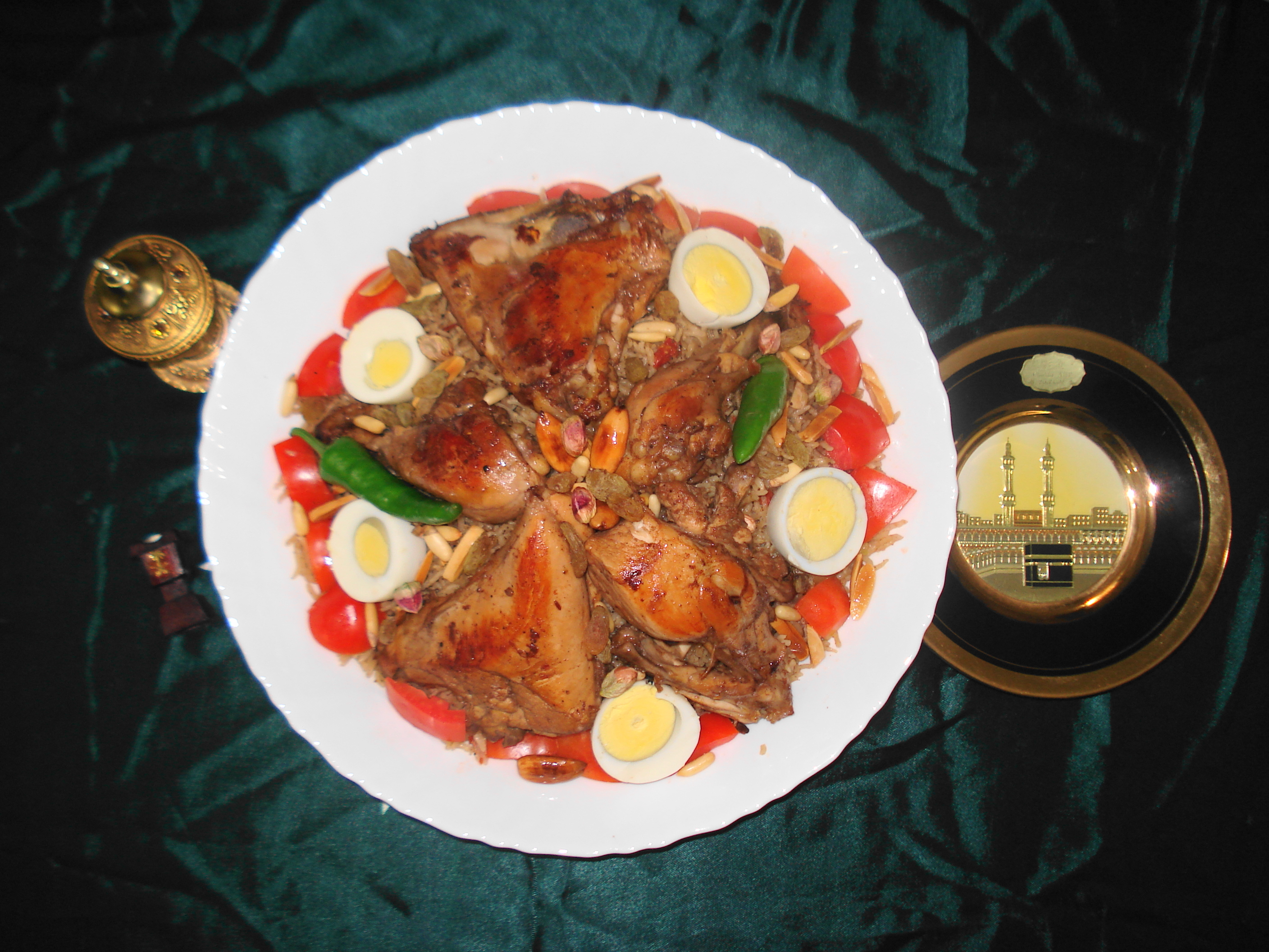 Piatto con kabsa, riso speziato e carne