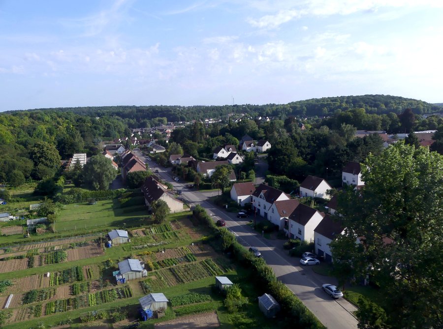 File:Poix-de-Picardie depuis la voie ferrée en soirée (juillet 2024).JPG