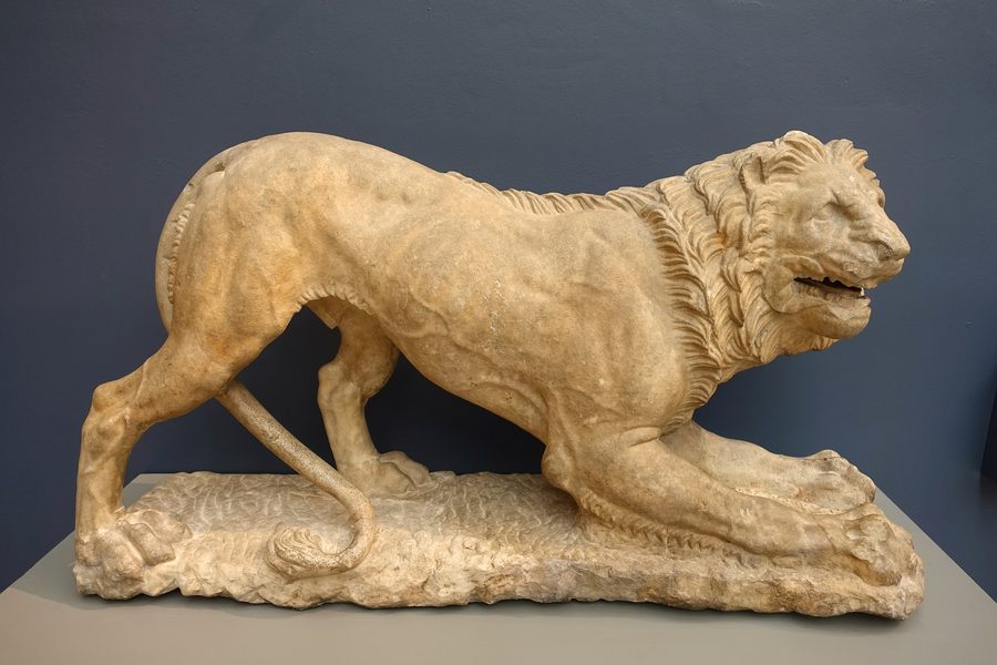 Statua marmorea di due leoni nel Wadsworth Atheneum a Hartford