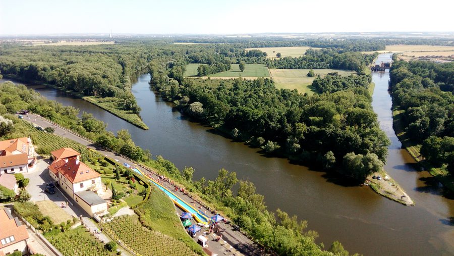 Die Mündung der Moldau in die Elbe bei Mělník, mit Flussufer und Weinbergen.