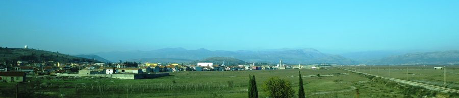 Blick auf das Dorf Mitrovići südlich von Podgorica in Montenegro