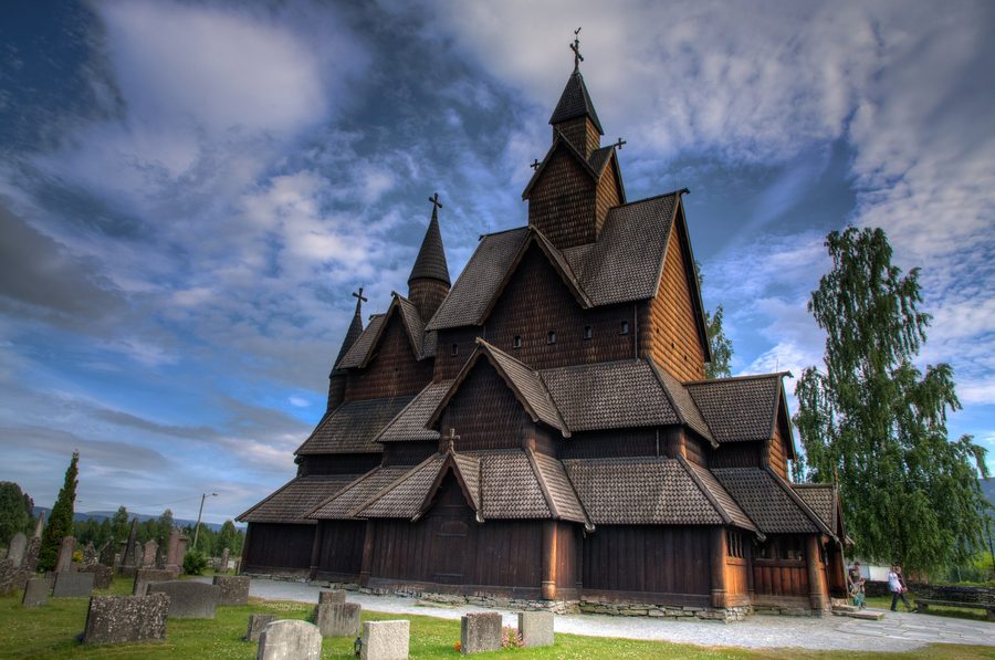 Esterno della chiesa di legno di Heddal a Notodden, Telemark, Norvegia.