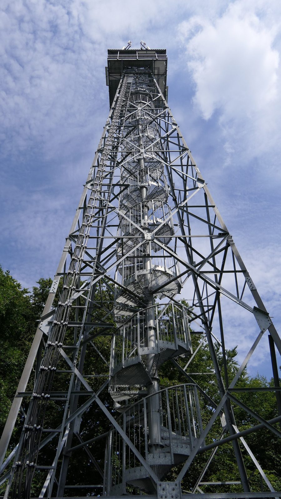 Aussichtsturm Rozhledna Janov auf dem Janovsky vrch in Janov u Hřenska