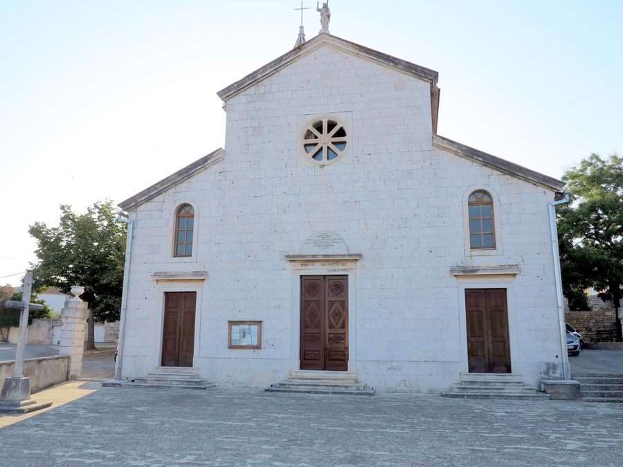 Katholische Kirche mit Kirchturm in Gornje Selo auf der Insel Šolta