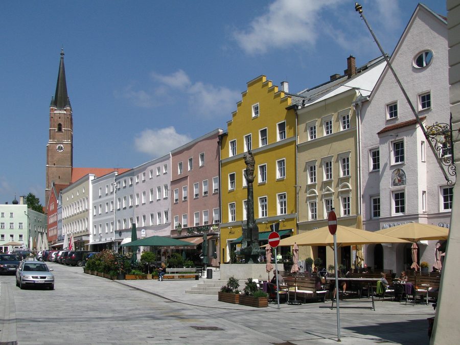 Stadtplatz von Eggenfelden mit dem Marienbrunnen