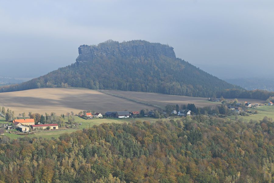 Blick von der Festung Königstein auf den Lilienstein in der Sächsischen Schweiz